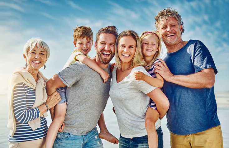 Famille souriante sur la plage