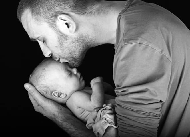 père embrassant son enfant