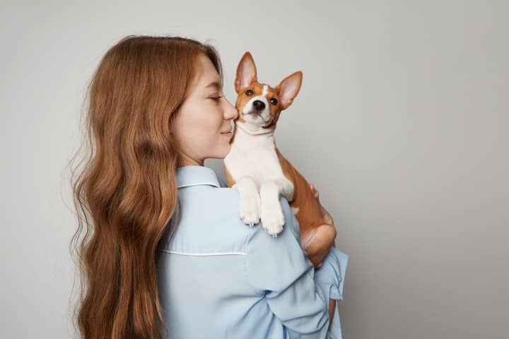 femme tenant un chien