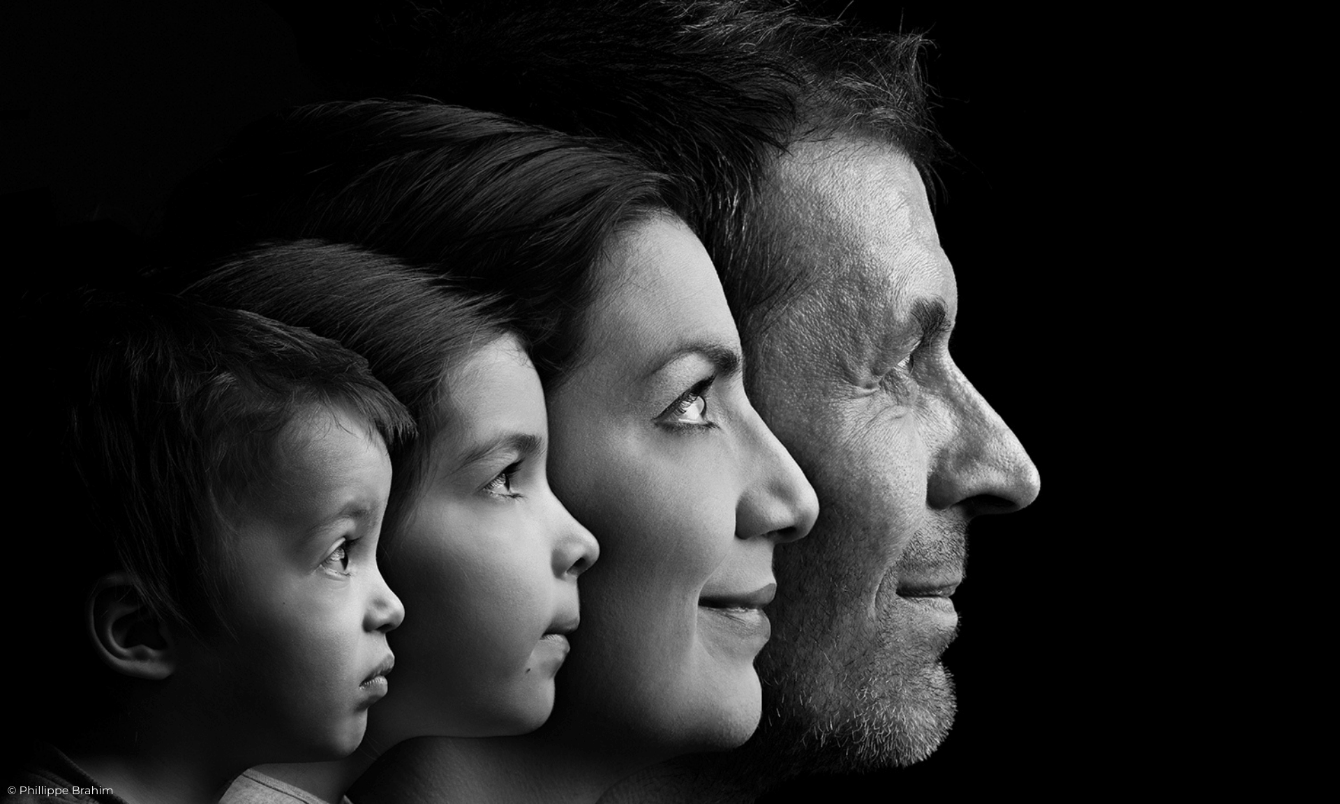 photo de famille en noir et blanc visages du plus vieux au plus jeune