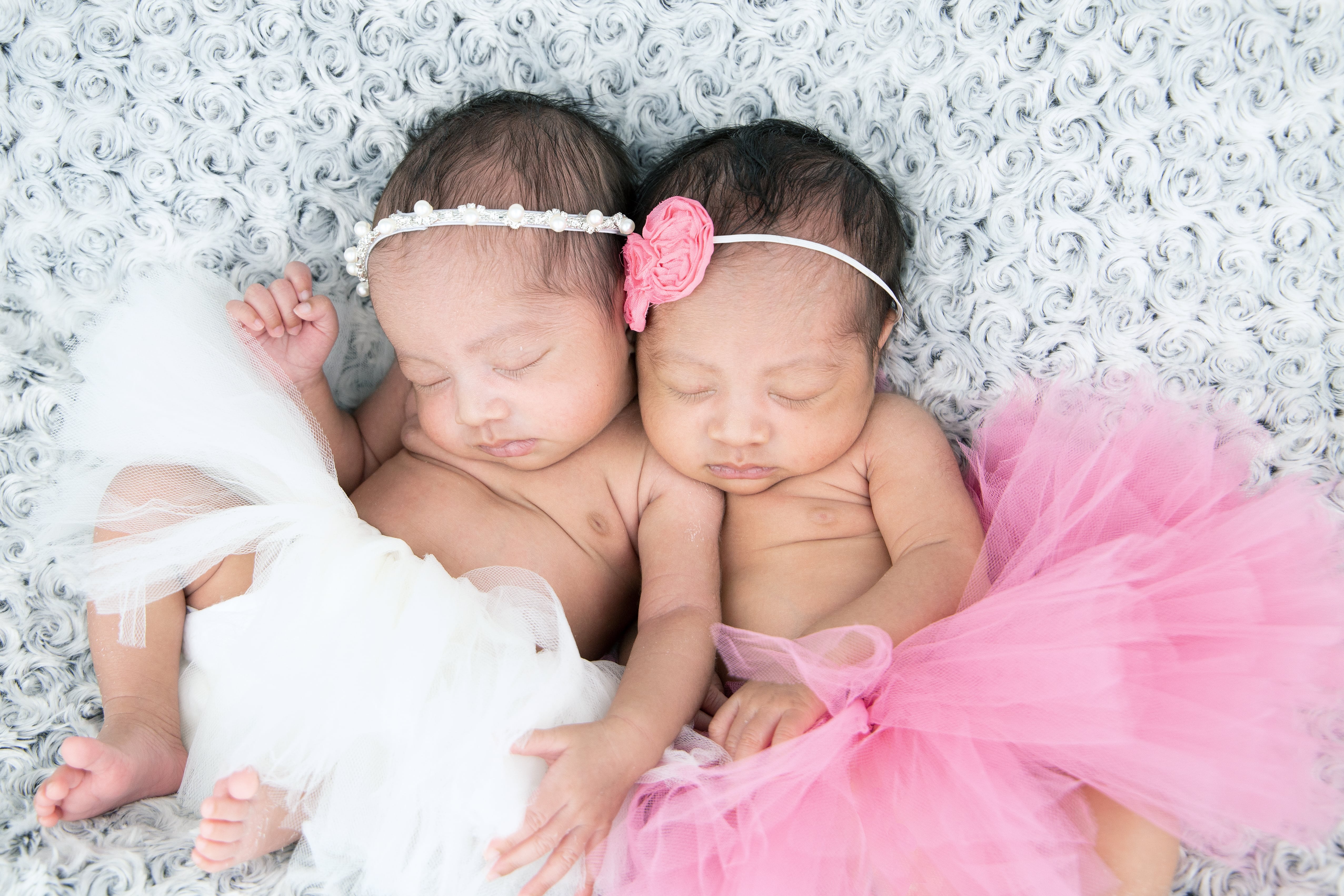 deux bébés filles dormant lors d'une séance photo trop mignonnes