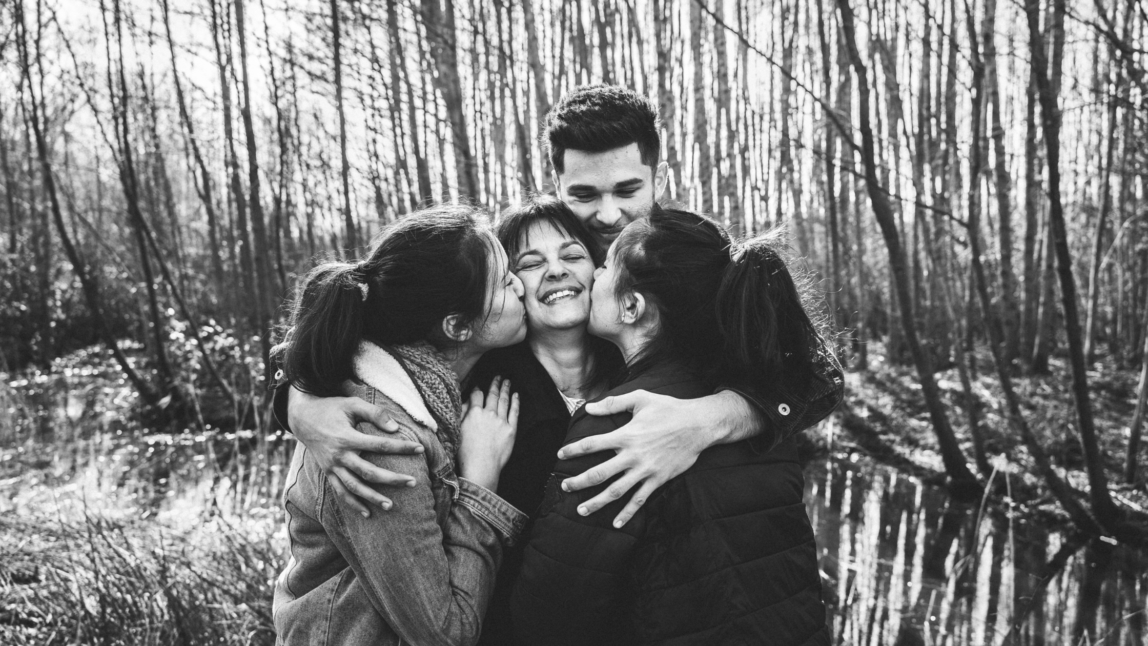 famille en hiver photo en noir et blanc
