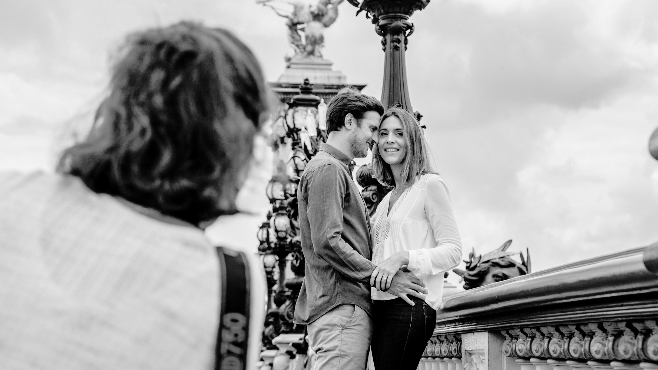 séance photo de couple à paris en amoureux avec la tour Eiffel