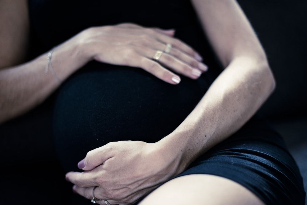 Séance photo grossesse Eric hiver lashootingbox ventre d'une femme enceinte